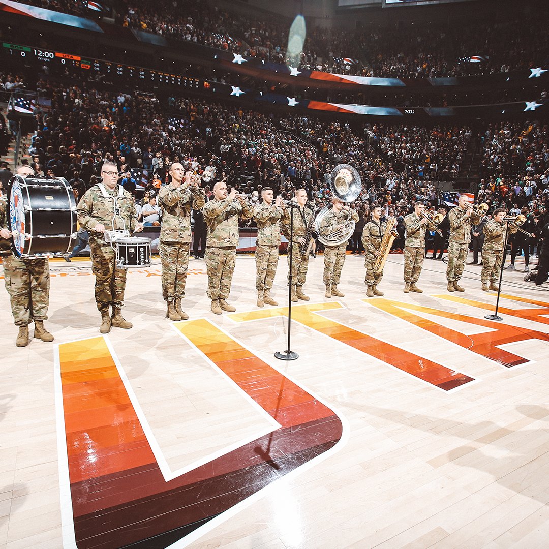 utahjazz's tweet image. ❤️⚪️💙

#HoopsForTroops | @NBACares