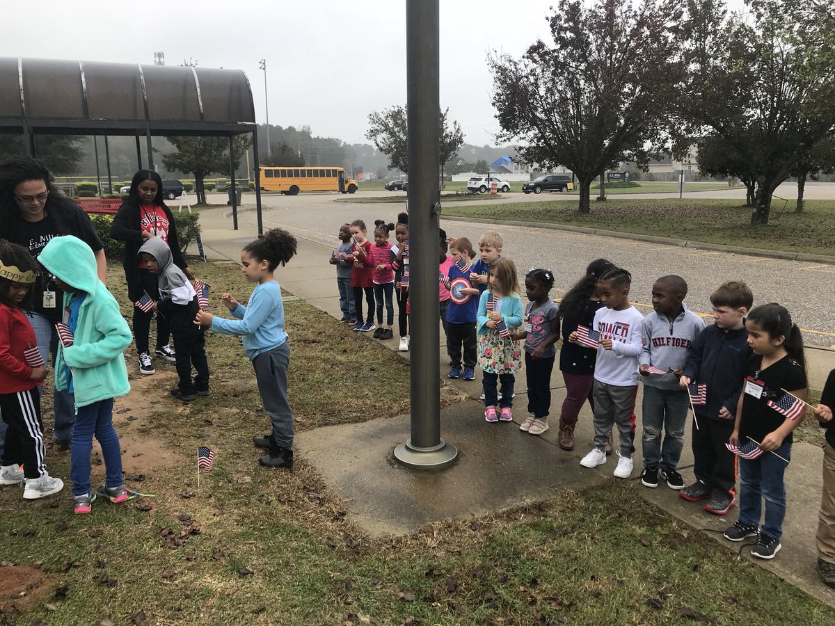 EEMillerElem's tweet photo. Kindergarten students display American flags to honor veterans! @CumberlandCoSch #VeteransDay https://t.co/UJLkIVHj1n