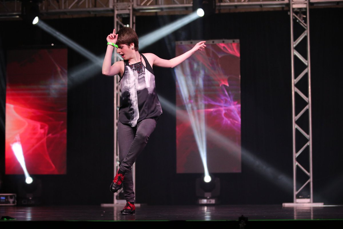 Tappin' into the weekend like...✌#BellaMoxi #DanceConvention #FrameYourFocusTour