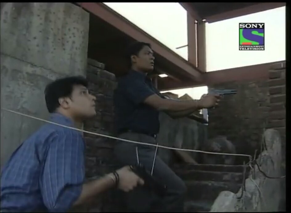 immortal_DUO's tweet photo. ACP sir with instructions and Duo in action..wo bhi kya din the...Today I m happy bcoz exams r over nd now I can watch CID so much butt...without any hope to watch a new one on Saturday even...breaking me...😭😭I m very sad today...plz #CID come back..plz..#SaveCID #ComebackCID https://t.co/kef0Kla9XJ