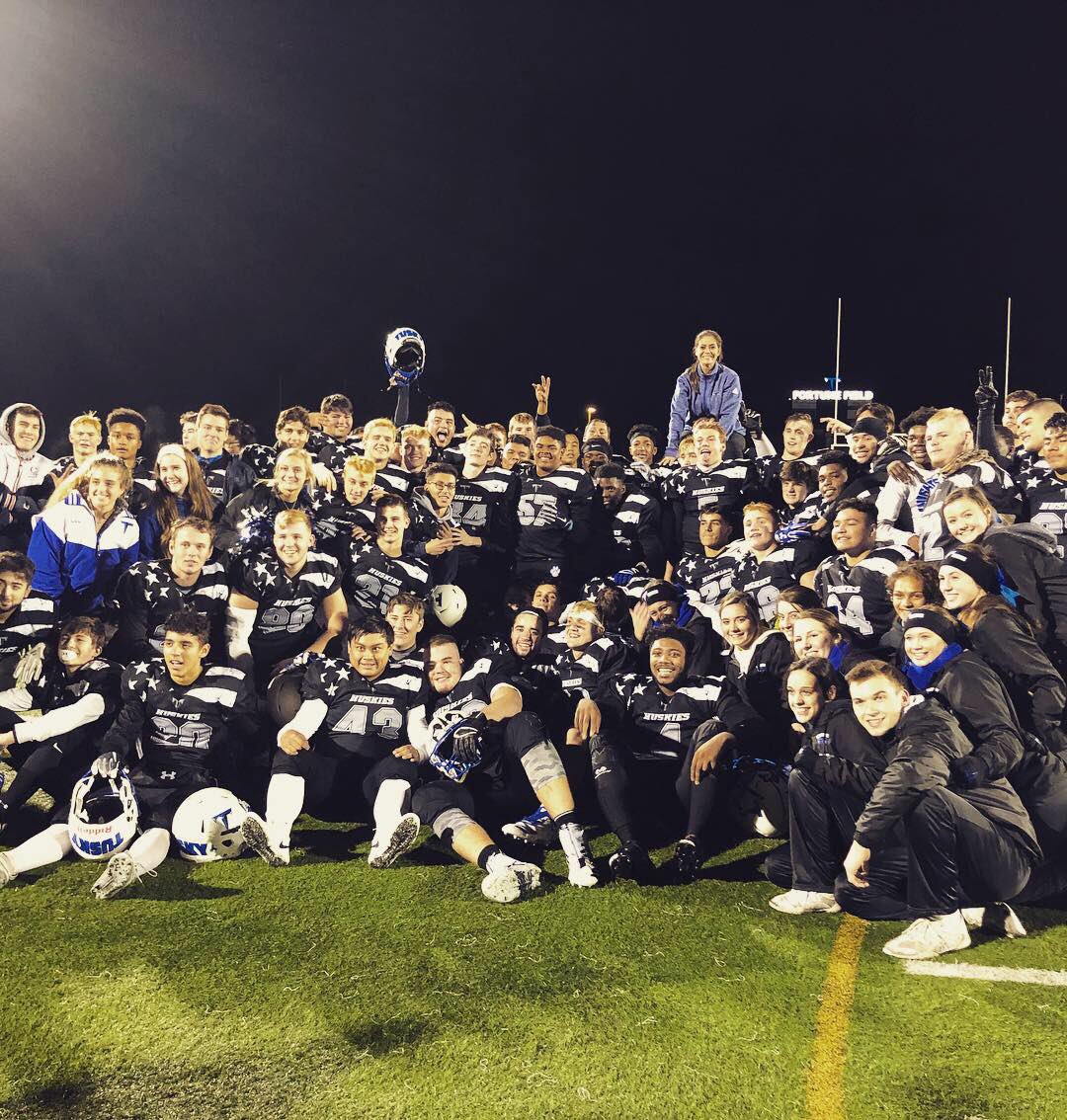 We love our Husky family 💙🏈🎀 Great win boys! On to the next one 💪🏼