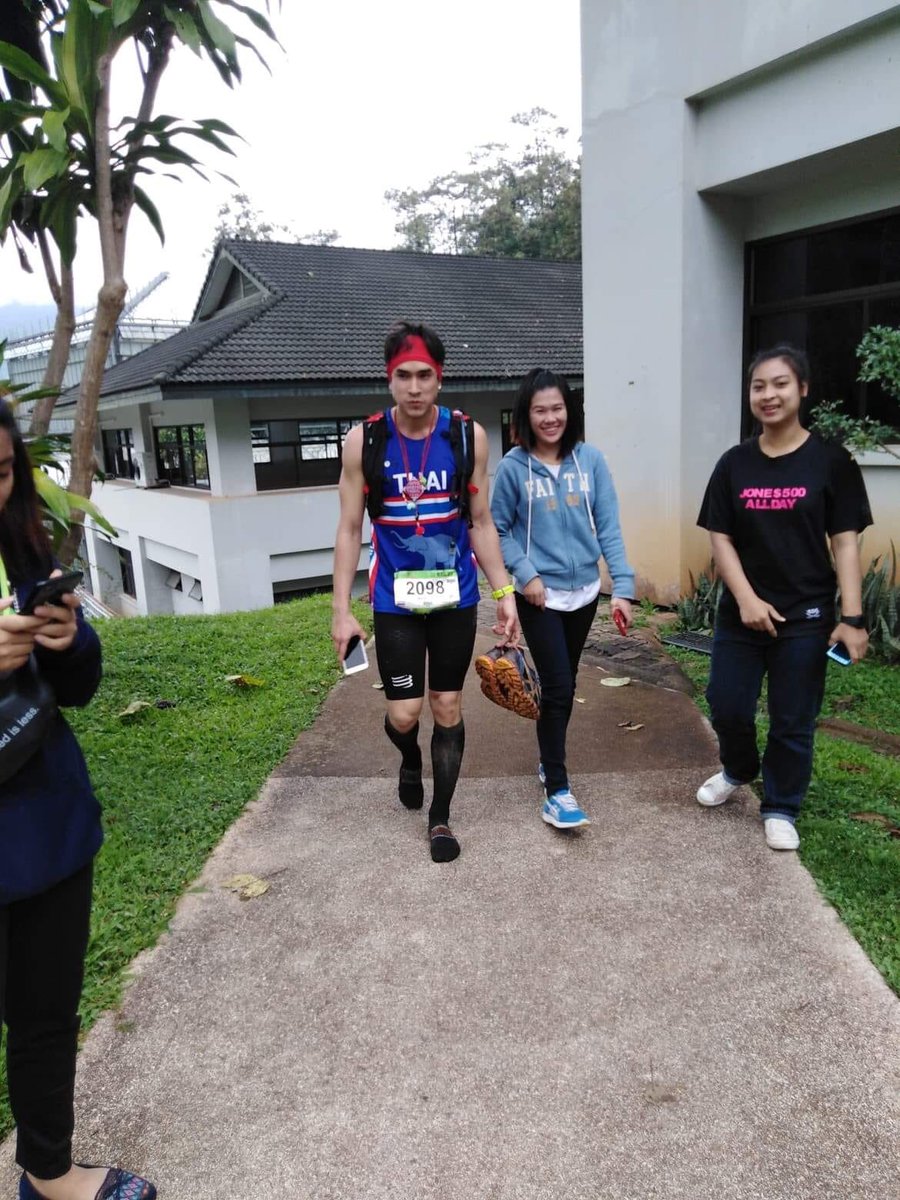 jel_burtbach's tweet photo. พี่เค้าหิว พี่เค้าเหนื่อย พี่เค้าเก่งมากมาก 👏🎉😍😘❤️. cr.FB sunita eiw โป่งแยงเทรล 23km – ร็อคทาวเวอร์ไคล์ม (RCT) #RCT23 #PYT2018 #PYTมีหนาวส์ #pongyaengtrail #pongyaengtrail2018 #ณเดชน์ https://t.co/diuq9zz8MK