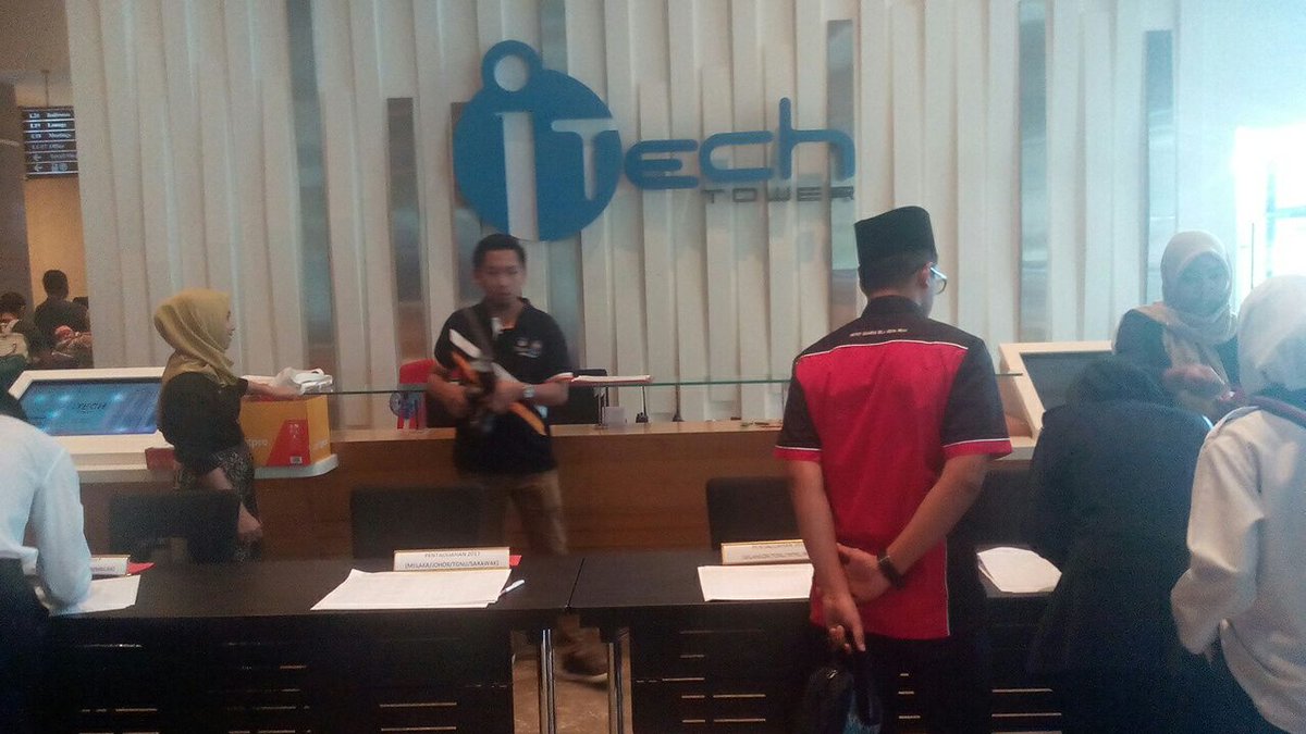 Tahniah pelajar IKBN Pekan salah seorang penerima Anugerah Emas ARPRM 2017/2018 yang disampaikan oleh YBTM KBS di i- Tech Tower Cyberjaya.