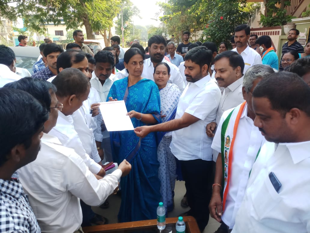 SabithaINC's tweet photo. మహేశ్వరం నియోజకవర్గం, మీర్ పేట్ మున్సిపాలిటీ లోని శ్రీ తిరుమల నగర్ కాలని, ఓల్డ్ బాలాజీ కాలనీ మరియు MLR కాలని లో పర్యటించడం జరిగింది. #SabithaIndraReddy #Maheshwaram https://t.co/THX8P35HxU