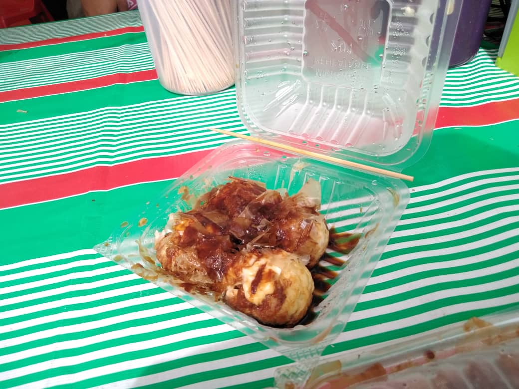 stanex18's tweet photo. TAKOYAKI [No.58 A/B]
.
Pergh,sedapnya perkena takoyaki di kedai Takoyaki Oishi bawah @zeyrieleimans jemput serbu ramai ke kedai dia..rasai kesedapan takoyaki beliau!!! stanex iium di convest hill bertarikh 9-15 hari bulan ini..jumpa anda di sana!!!
.
#stanex18 #iiumconvocation https://t.co/X6YFOItjUM