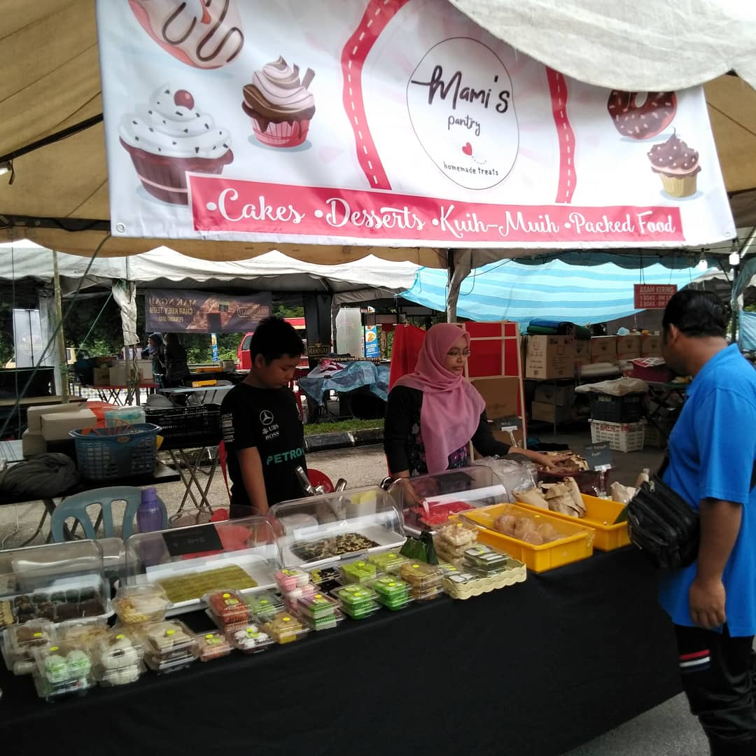 stanex18's tweet photo. MAMI'S PANTRY (No.52A)
Mamis Pantry kat Stanex ni ade buat promosi lunchpack utk hari ni.. Mari la ramai2 berkunjung ke booth ni. Macam2 brownies adaaa.. Jangan lupa follow diorang kat @mamispantry
#stanex18 #iiumconvocation #stallandexhibition #brownies https://t.co/6MonKvgwBA