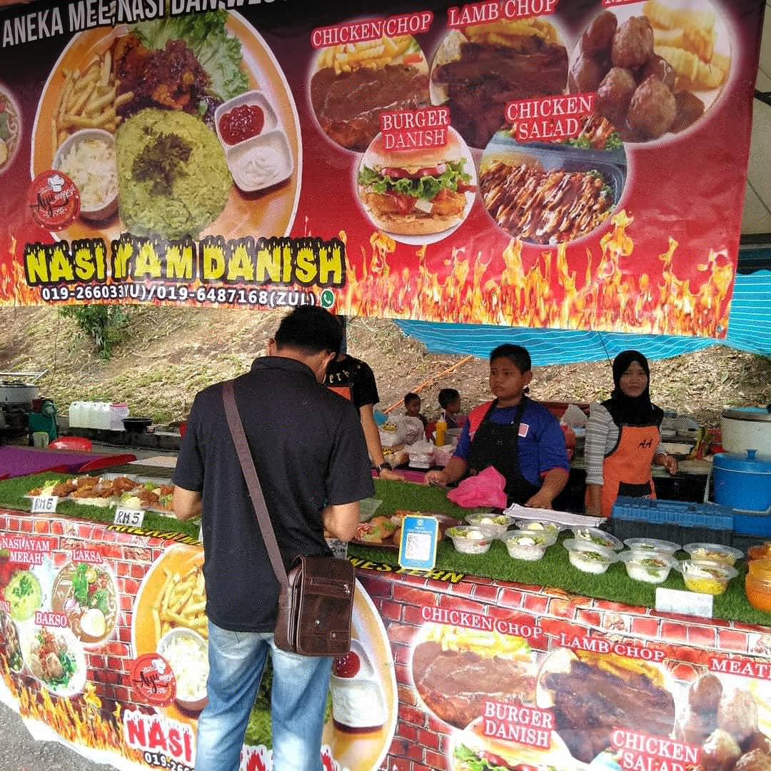stanex18's tweet photo. NASI AYAM (No.30A)
.
Nasi ayam Rm6 jo?seriouslah kodai ni jual hargo ni..dah raso sodap pulak,tak cayo boleh poie kodai Nasi Ayam Danish kek convest hill skrang untuk ghaso sodap!!! Promosi sampai khamis ni jo. Lambat tak dapek tau
#iiumconvocation
#stallandexhibition #stanex18 https://t.co/p8mRhz62pA