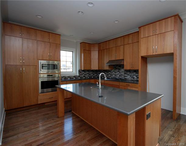 JamesCustomHome's tweet photo. Solid cherry cabinets & beautiful quartz countertops steal the show in the #kitchen of this Aurora #quickmoveinhome! #Availablenow for carefree living in #Songwood! Visit https://t.co/NBpgPvYiG4 or call Mike at 704-534-1030 to tour this beautiful #home!
#charlotte #realestate https://t.co/qFMgGalcnz