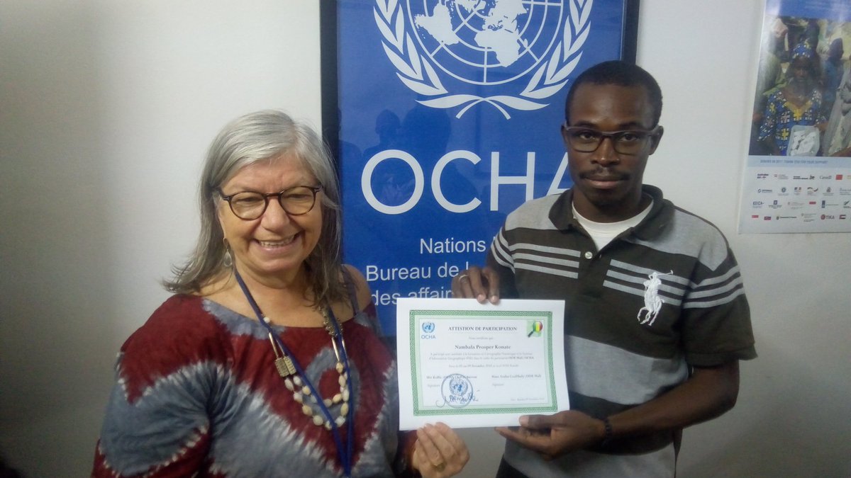 OSM_Mali's tweet photo. @utekollies remettant les certificats de participation aux nouveaux contributeurs #OpenStreetMap, hier, au terme des 5jours de sessions dans les locaux de @OCHA_Mali
#OSMMaliUNOCHA2018 #LesLibresGeographes #Map4Mali #GIS #OpenData #OSM
@hotosm @OSM_Mali @ProjetEOF @osmafrica https://t.co/PQBRyL5Mtp