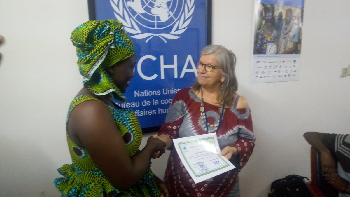 OSM_Mali's tweet photo. @utekollies remettant les certificats de participation aux nouveaux contributeurs #OpenStreetMap, hier, au terme des 5jours de sessions dans les locaux de @OCHA_Mali
#OSMMaliUNOCHA2018 #LesLibresGeographes #Map4Mali #GIS #OpenData #OSM
@hotosm @OSM_Mali @ProjetEOF @osmafrica https://t.co/PQBRyL5Mtp