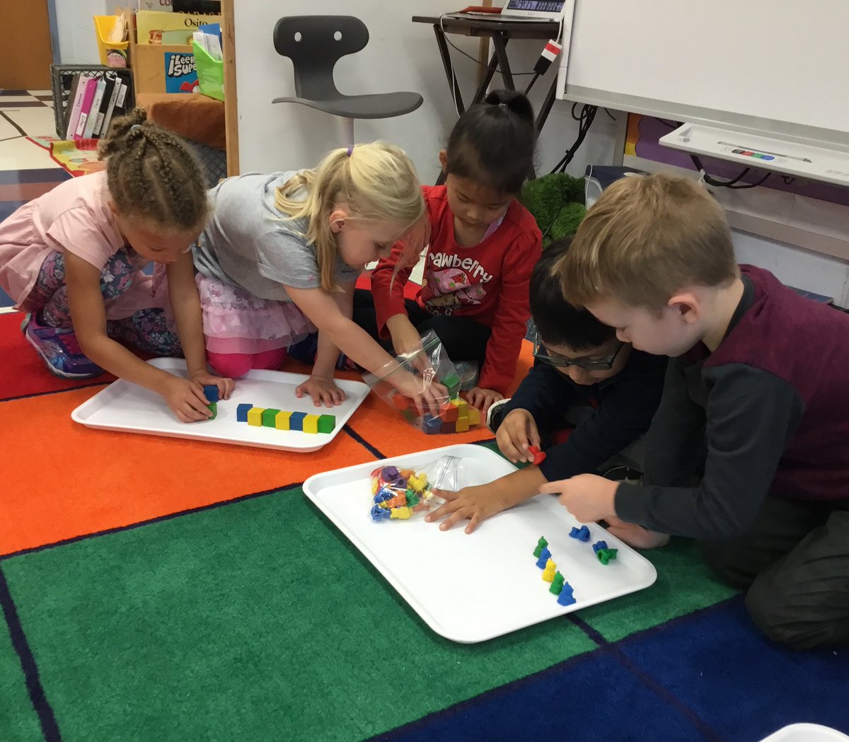 CarranzaKinder's tweet photo. #MathTalkMoves + #ClassroomCommunity =
powerful peer conversations! We reason, explore, and share strategies in Spanish during Math Workshop. #cis_aps #apsisawesome https://t.co/bfYgAbtPUK