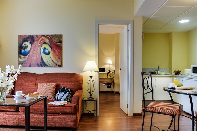 hotelmurillosev's tweet photo. Los apartamentos Murillo ofrecen a los visitantes una opción perfecta para alojarse en el centro de Sevilla en unas estancias amplias, llenas de luz y totalmente equipadas con todo lo necesario para preocuparse solo de disfrutar de la experiencia.
https://t.co/TumDjyrnaP https://t.co/ifM9e6KyHW