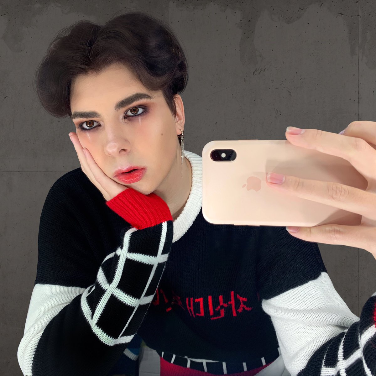 MishasBlog's tweet photo. новый я и новый мерч. https://t.co/W1xmWUqvxx