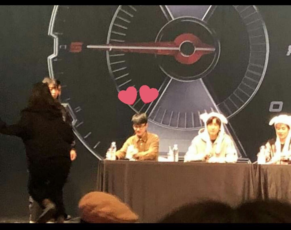 eriwanderz's tweet photo. Are we trending yet? Im mean this is the "last fan sign" accrdng to SM 😂 Who would buy that trash? 😂😂 #Forever100DMP #100DaysMyPrince #DoKyungSoo #DohKyungSoo #PenguinCouple #Wonshim #EXO_Tempo #EXO_DontMessUpMyTempo #EXO #EXOLs #EXOL #EXOFandom https://t.co/5GKkKgoM8g