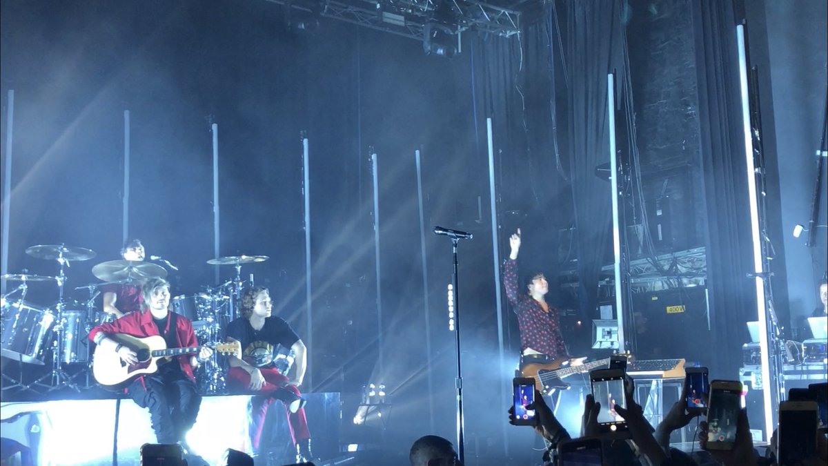 CathyHHe's tweet photo. What an amazing concert😭😭 #MeetYouThereTour https://t.co/l7DWjgYvZC