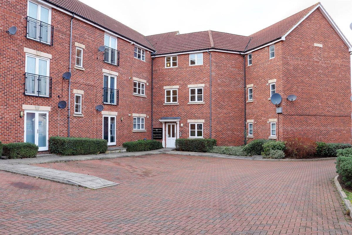 Situated in the sought after west Milton Keynes location of Oakhill, this two double bedroom apartment is offered for sale with no upper chain, lounge with French doors, kitchen diner, ensuite to master and allocated parking. flinklp.haart.co.uk/ForSaleV5/?pro…