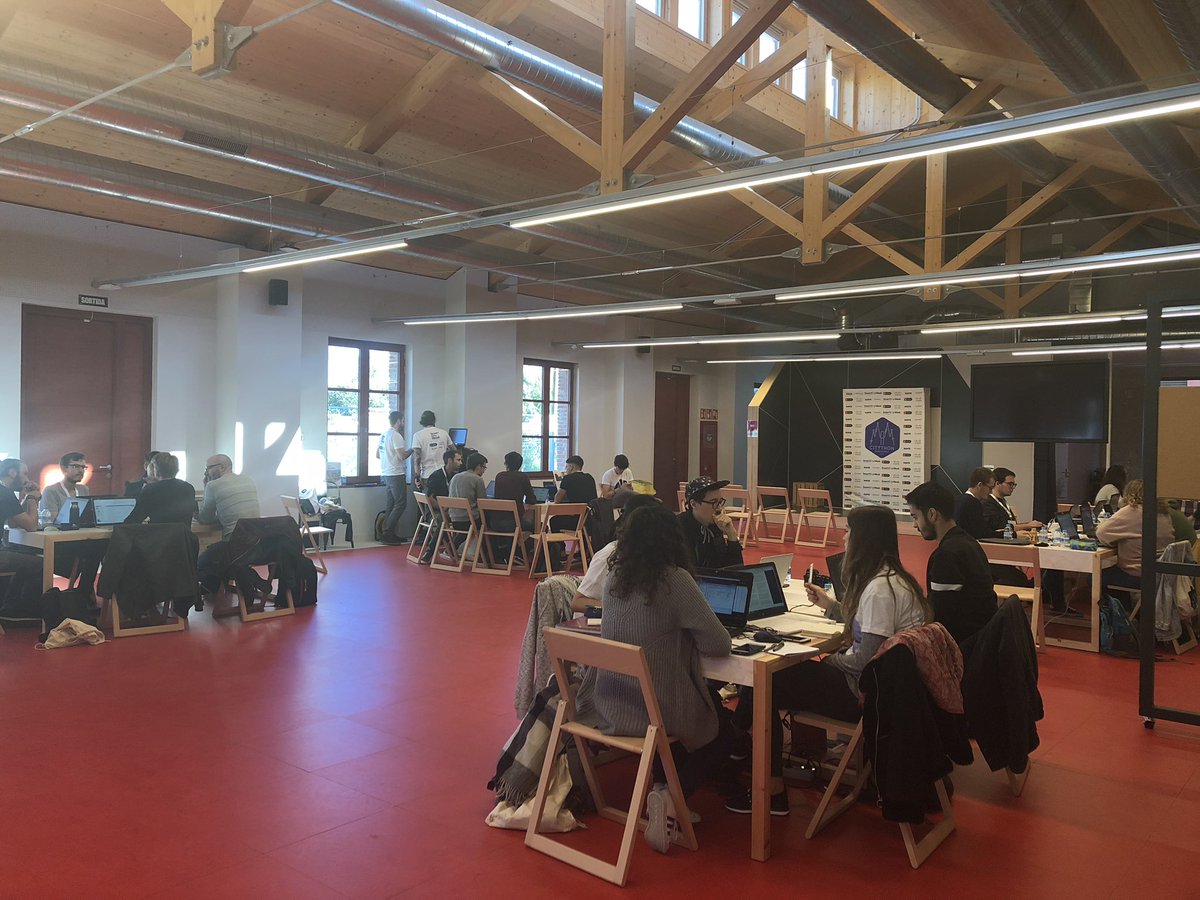 carnetBCN's tweet photo. #Workingtime antes de continuar con la formación 🔹 #Citython #hackathon #SmartCityWeek #SCW2018 https://t.co/eYNl6Lvu38