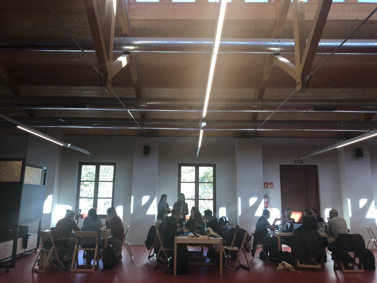 carnetBCN's tweet photo. #Workingtime antes de continuar con la formación 🔹 #Citython #hackathon #SmartCityWeek #SCW2018 https://t.co/eYNl6Lvu38