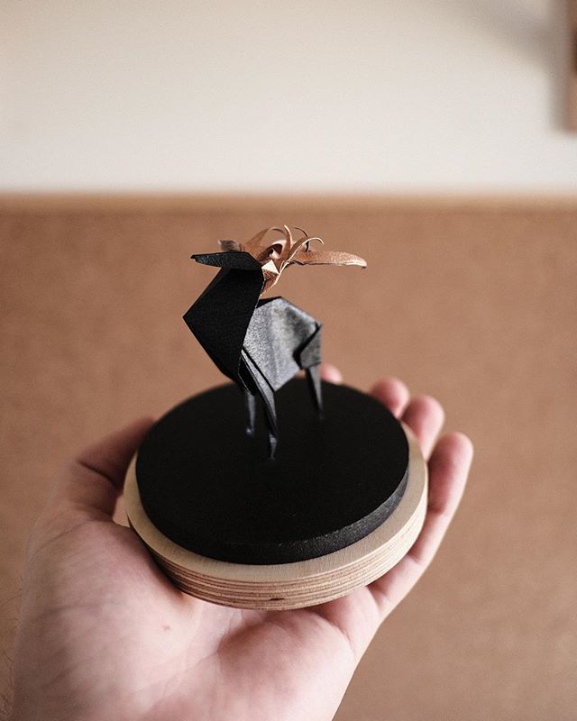FlorigamiTweets's tweet photo. Black, gold, paper, Wood, french and handmade / noir, or, papier, bois, français et fait main
#origami #florigami #gameofthrones #baratheon #animal #deer #papersculpture https://t.co/De5yeJvidv https://t.co/Ik3ndAiWql