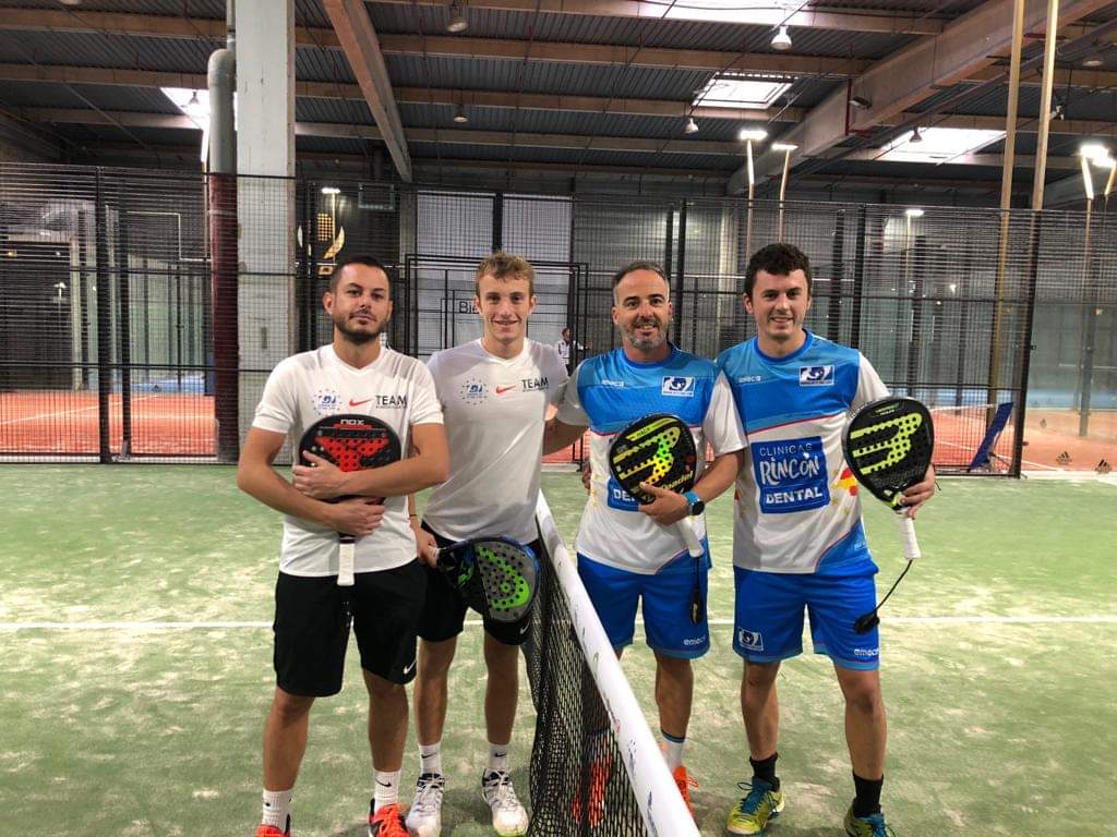 PadelManager's tweet photo. Resumen de la primera jornada del equipo @EmecSport- @valsaxarquia, superando la fase previa y octavos.
¡Hoy, comienzan las semifinales!

No te pierdas la evolución de la @EuroPadelCup a través del siguiente enlace https://t.co/fqRwnPMmB6

#PadelManager #EuroPadelCup2018 #Padel https://t.co/6l034AfUYz