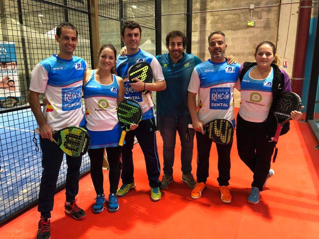 PadelManager's tweet photo. Resumen de la primera jornada del equipo @EmecSport- @valsaxarquia, superando la fase previa y octavos.
¡Hoy, comienzan las semifinales!

No te pierdas la evolución de la @EuroPadelCup a través del siguiente enlace https://t.co/fqRwnPMmB6

#PadelManager #EuroPadelCup2018 #Padel https://t.co/6l034AfUYz