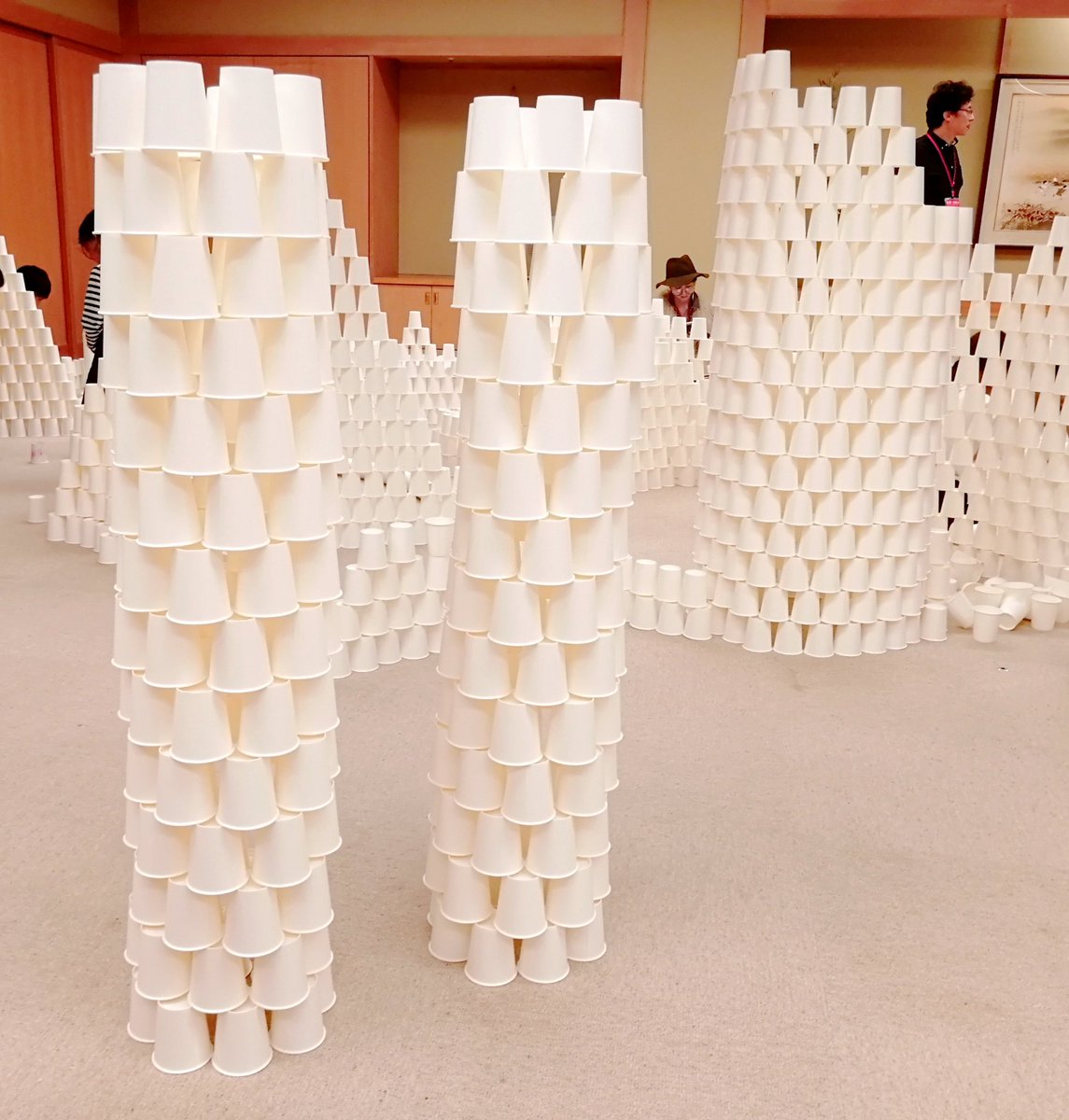 O Xrhsths Chizu Yamada Sto Twitter 煩悩108個の紙コップタワーを積んで 煩悩を手放す 紙コップのインスタレーションアート いずみちゃんとツインタワー建築 みんなで世界平和を祈る一期一会のアート 寺女子 寺ガール 週末寺ガール Jyba Sdgs 仏教 禅寺