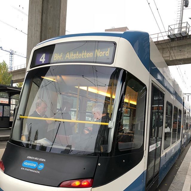 parfumsatori's tweet photo. 4番線のトラム。切符を持ってさえいれば、改札も検札もなくてびっくり。1日24時間のパスで大学も旧市街も行ったり来たりしています。#切符 #スイス #zurich #parfumsatori #zhdk #japaneseperfume #perfumative https://t.co/22OWd1ZloS