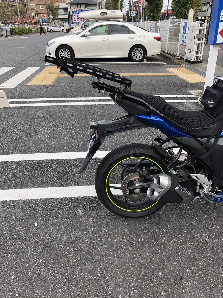 ちゃく やっと取付完了 なんだかんだと１日作業になっちゃった ホームセンターの駐車場で作業してたら警備員さんに完成したときにいよいよ完成だねって声掛けられた これでクーラーボックスが積めるようになりました ジクサー カスタム