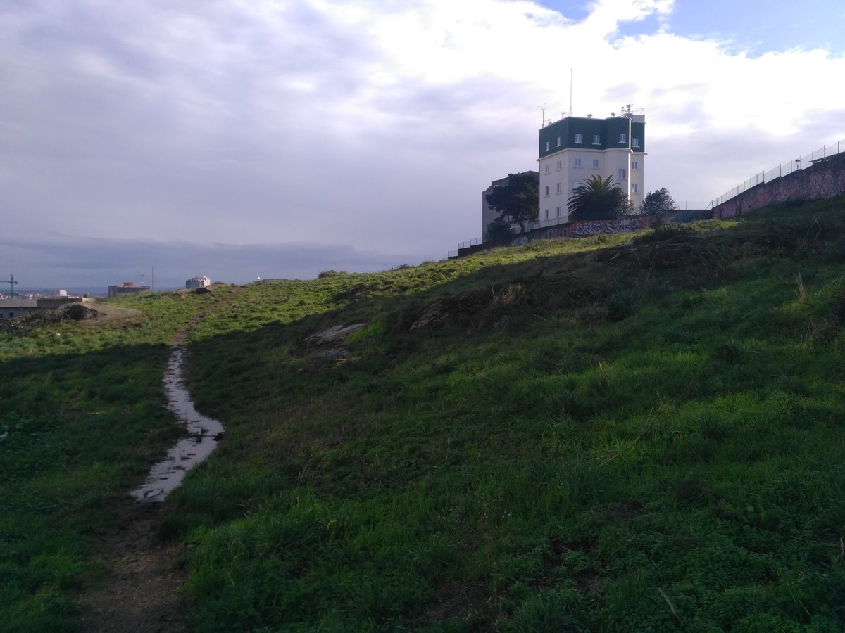 ergosfera_org's tweet photo. Algunhas imaxes do roteiro de hoxe co @AtLibXoseTarrio, @ASF_Galicia  e a A.V. da Agra do Orzán polo entorno do Observatorio, o campo da burra e o camiño do Pinar, un lugar que leva décadas sendo reclamado como o gran espazo público dun barrio moi denso e con falta de servizos https://t.co/jQmXrthKNL