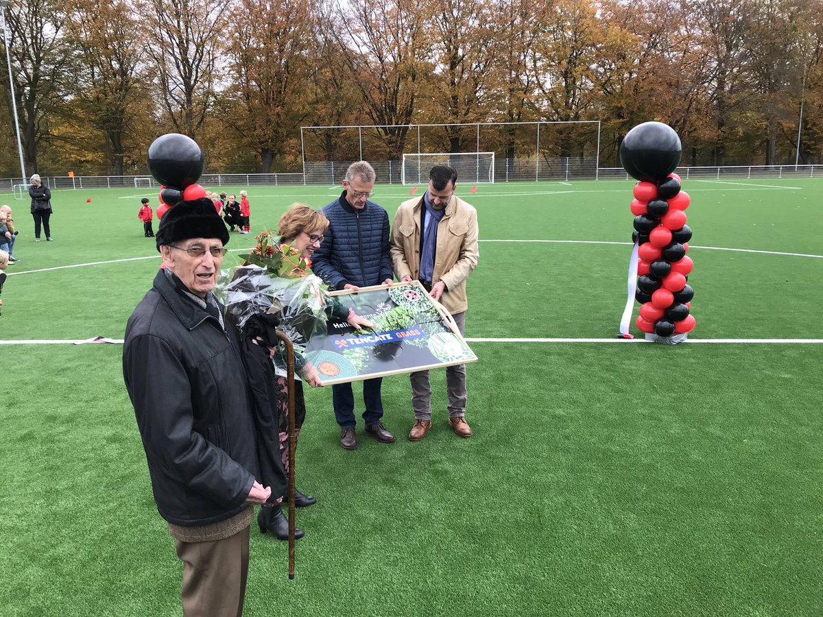 Voorzitters van de sportverenigingen <a href="/hulzenseboys/">Hulzense Boys</a>, <a href="/VVDES/">v.v. DES Nijverdal</a>, <a href="/HC_nijverdal/">HCHN</a>, <a href="/rksvdezweef/">RKSV De Zweef</a> hebben samen met burgemeester Anneke Raven en managing director Gert Boers van <a href="/TenCateGrass/">TenCate</a> de officiële opening verricht van vier innovatieve kunstgrasvelden in de gemeente Hellendoorn.