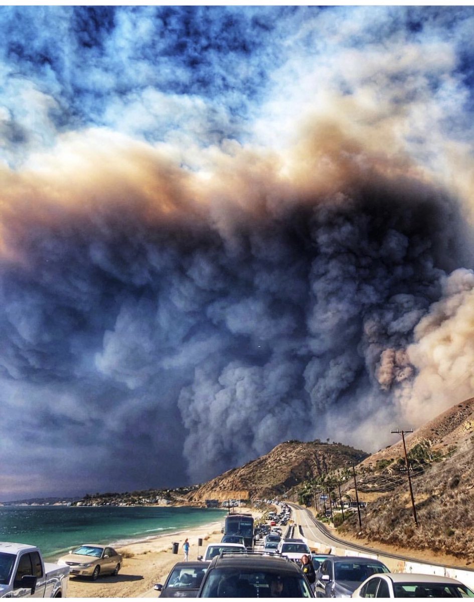 christophergia's tweet photo. Sending positive vibes to my fellow #Angelenos in the valley and up the coast... #StaySafe. If anyone needs a place to go, let us know #CaliforniaWildFires #WoolseyFire #Malibu #Calabasas #WestlakeVillage #HiddenHills #AgouraHills #ThousandOaks https://t.co/XzmheRtXlb