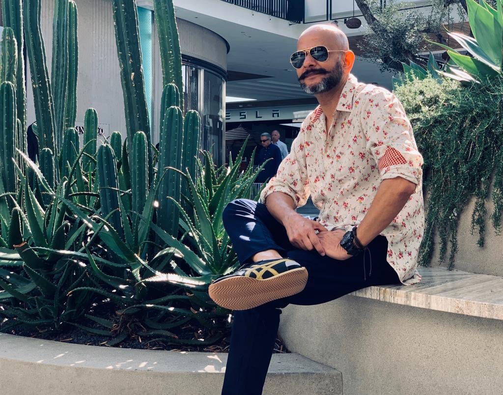 ilovepero's tweet photo. péro ❤ filmmaker Vijay Krishna Acharya wearing floral printed shirt from spring-summer'18 for his IMAX interview in Los Angeles.
styled by Rushi Manoshi
#peopleofpero #peromen #springsummer18 #thugsofhindustan https://t.co/K2Ox1NcEAb