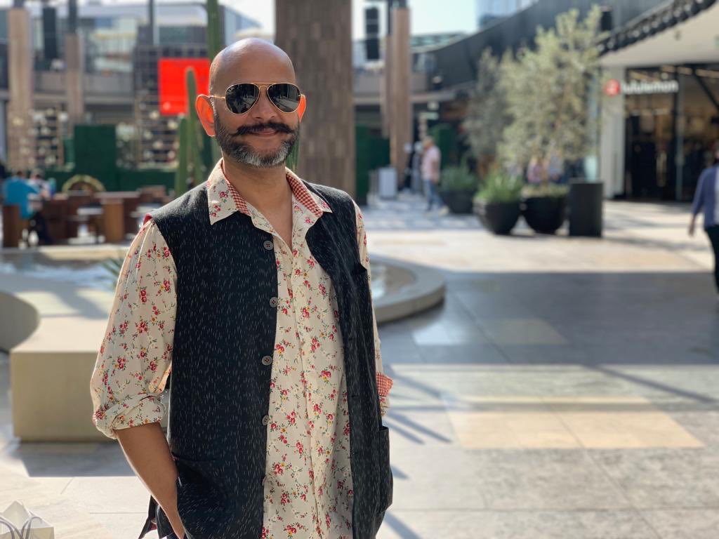 ilovepero's tweet photo. péro ❤ filmmaker Vijay Krishna Acharya wearing floral printed shirt from spring-summer'18 for his IMAX interview in Los Angeles.
styled by Rushi Manoshi
#peopleofpero #peromen #springsummer18 #thugsofhindustan https://t.co/K2Ox1NcEAb