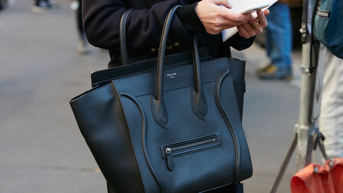 dianacorpdotcom's tweet photo. Le fan di Celine dell'era Philo si stanno rivelando molto fedeli alla designer tanto che, su celebri siti di usato come Vestiaire Collective e RealReal, i suoi modelli di borse più iconici stanno diventando sempre più introvabili, ricercati e addirittura… https://t.co/S6kPPVEPCH https://t.co/p4j3XQVehK