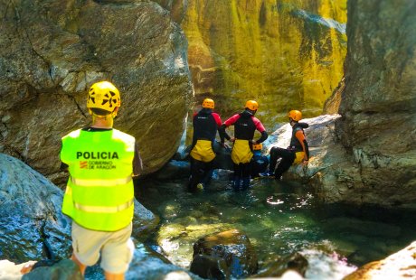 Con el objetivo de mejorar la seguridad en el medio natural la Unidad de Policía Adscrita amplió este año el control de #TurismoActivo en el #Pirineo al rafting, kayak e hidrospeed

Más info ➡️ goo.gl/x9ARhL <a href="/112Aragon/">112 Aragón</a> <a href="/aragonturismo/">Turismo de Aragón</a> #MontañaSegura