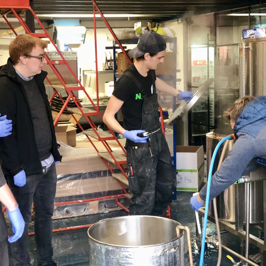 HammertonBrew's tweet photo. We had David, Steve, Peter &amp; Eoin at the #brewery yesterday who came to do the first ever #brew on our new #pilotkit! 

They pledged towards our successful @crowdfunderuk campaign and got to brew their very own #beer!

The #galacticos elected for a Galaxy #hop forward #IPA 🤙🏻 https://t.co/3bUzyONjo2