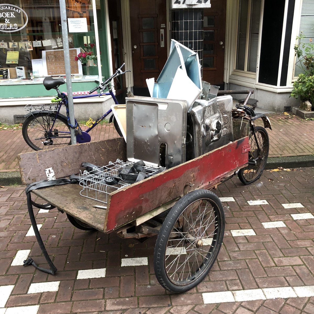 “Je suis récupérateur de ferraille. Désolé, je ne peux vraiment pas transporter tout ca sur un vélo”.  #Boîtesàvélo