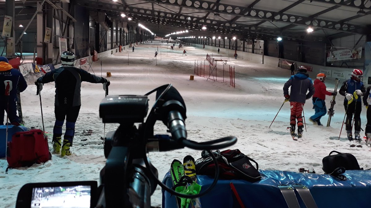 pachol_ski's tweet photo. Bien au chaud (ou pas) pour couvrir la première étape de la #FISMastersCup au @Snowhallindoor 🤗. De 30 à 85 ans, la passion et les performances n'ont pas d'âge ! https://t.co/w7O4trQ7z2
