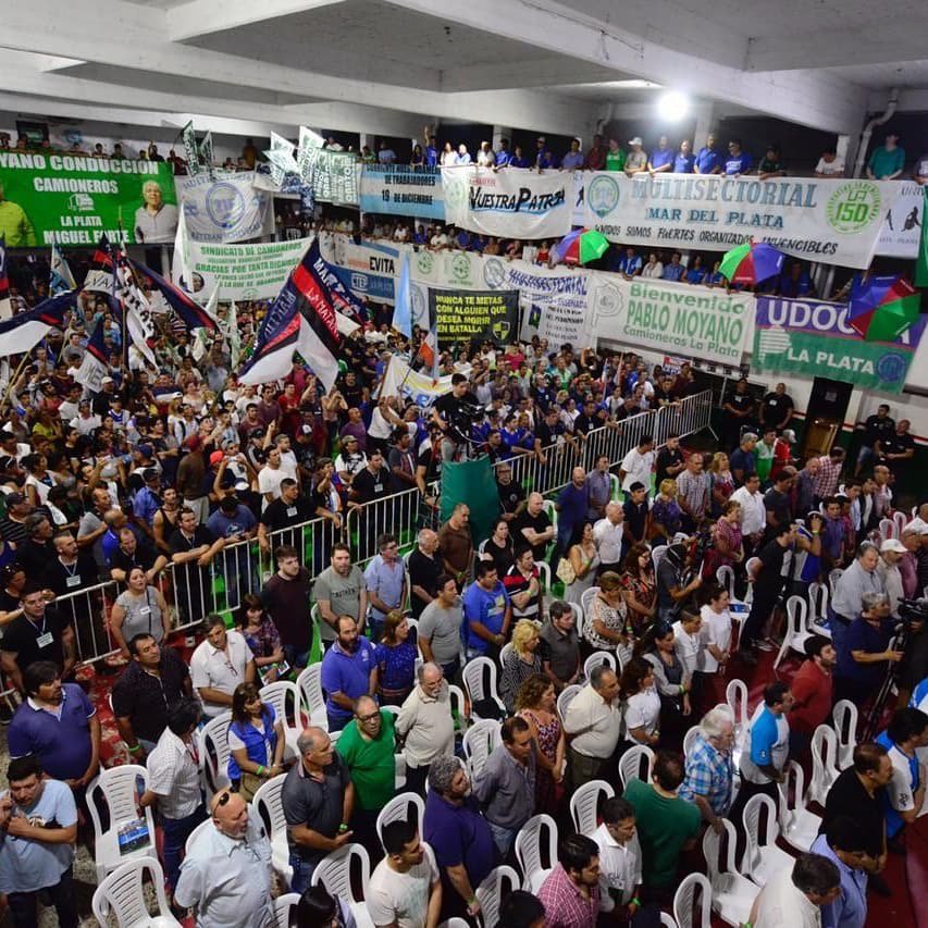 Loco_zomba's tweet photo. El crecimiento de la @21_nacional es imparable, ayer acto en #LaPlata. Seguimos construyendo de abajo hacía arriba y de la periferia al centro. #PazPanyTrabajo #Unidad @laflacarattoni @juanperita10 https://t.co/kXIQ9S54eF