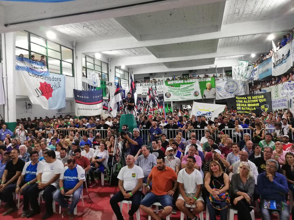 Loco_zomba's tweet photo. El crecimiento de la @21_nacional es imparable, ayer acto en #LaPlata. Seguimos construyendo de abajo hacía arriba y de la periferia al centro. #PazPanyTrabajo #Unidad @laflacarattoni @juanperita10 https://t.co/kXIQ9S54eF