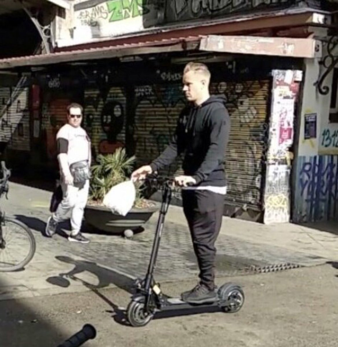 FonsiLoaiza's tweet photo. El fútbol se merece más tipos como Marc-André Ter Stegen que viven con normalidad. Va por Barcelona en monopatín a comprar el pan y viaja en metro. https://t.co/gLblG0hyH3