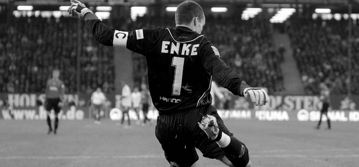 „Die Erinnerung ist eine Form der Begegnung .“ ❤️ #H96 #NiemalsAllein #Unvergessen ⚫️⚪️💚