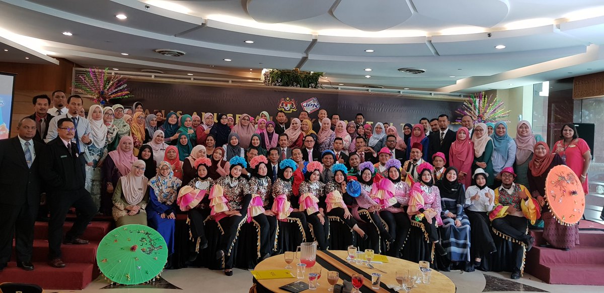 jpnm_penang's tweet photo. Anugerah Perkhidmatan Terpuji JPN P. Pinang 2017 bersama Y Bhg Dato Mohammad Razin Bin Abdullah, Ketua Pengarah JPNM. Tahniah diucapkan!
@jpnm_official 
@kpjpnm 
@chedetofficial https://t.co/ftjNoQF28w