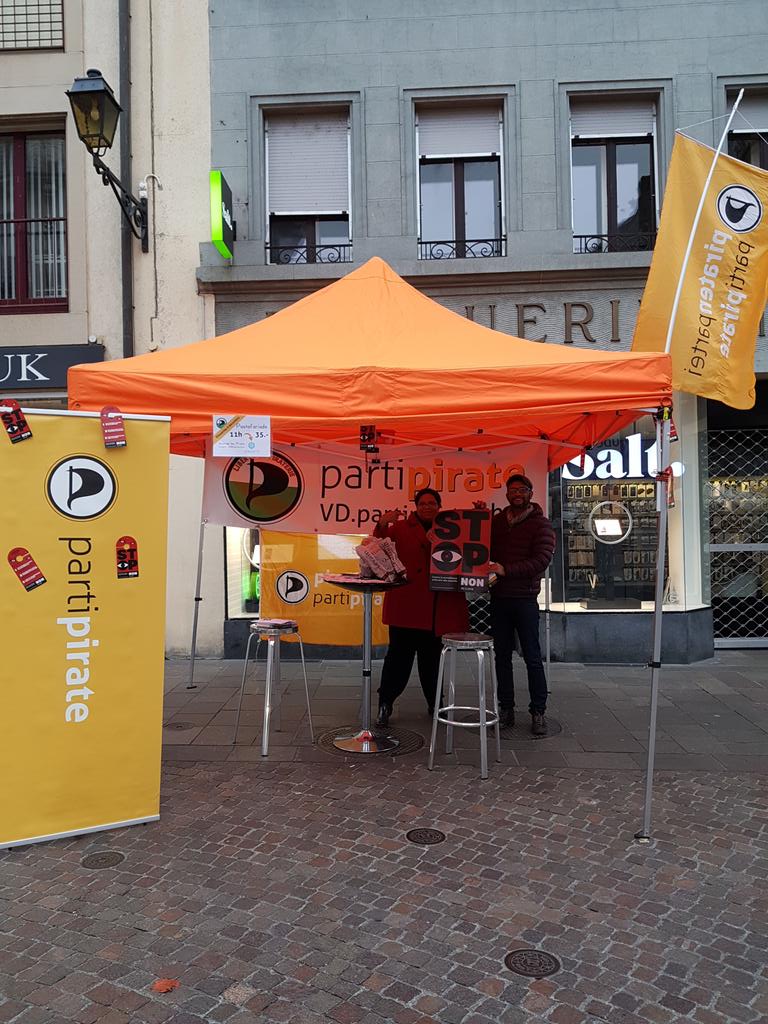 ArianeBeldi's tweet photo. Et c'est parti pour le @partipiratevaud! Toutes voiles dehors pour une matinée de campagne ! Nous avons tout ce qu'il faut pour discuter politique: 🍵, ☕ et 🥐 ! #PPVD #PartiPirate
Non à la nouvelle loi sur la #surveillancedesassurés ! #25Nov #chvote https://t.co/tpofhsh8wc