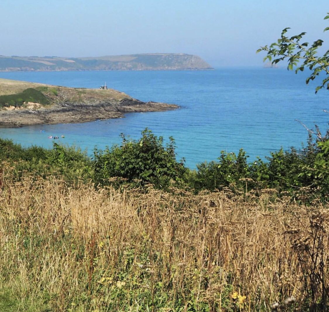 Saturday morning and it’s time to get up and take the pooch out for a walk! But where is your favourite weekend walk? We love stomping round the Roseland Peninsular especially when it’s clear and in the sunshine. 📸 by @Rei_arta_Cornwall #GetMeToCornwall #Portscatho #Cornwall