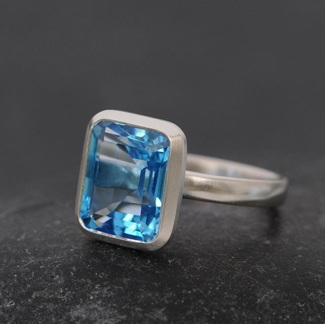 williamwhiteart's tweet photo. Massive Swiss blue topaz!
#swissbluetopaz #topazring #bigring #cocktailring #williamwhitejewelry #emeraldcut #monsterring https://t.co/zbe2fpcCXr https://t.co/jw2GVd4rdB