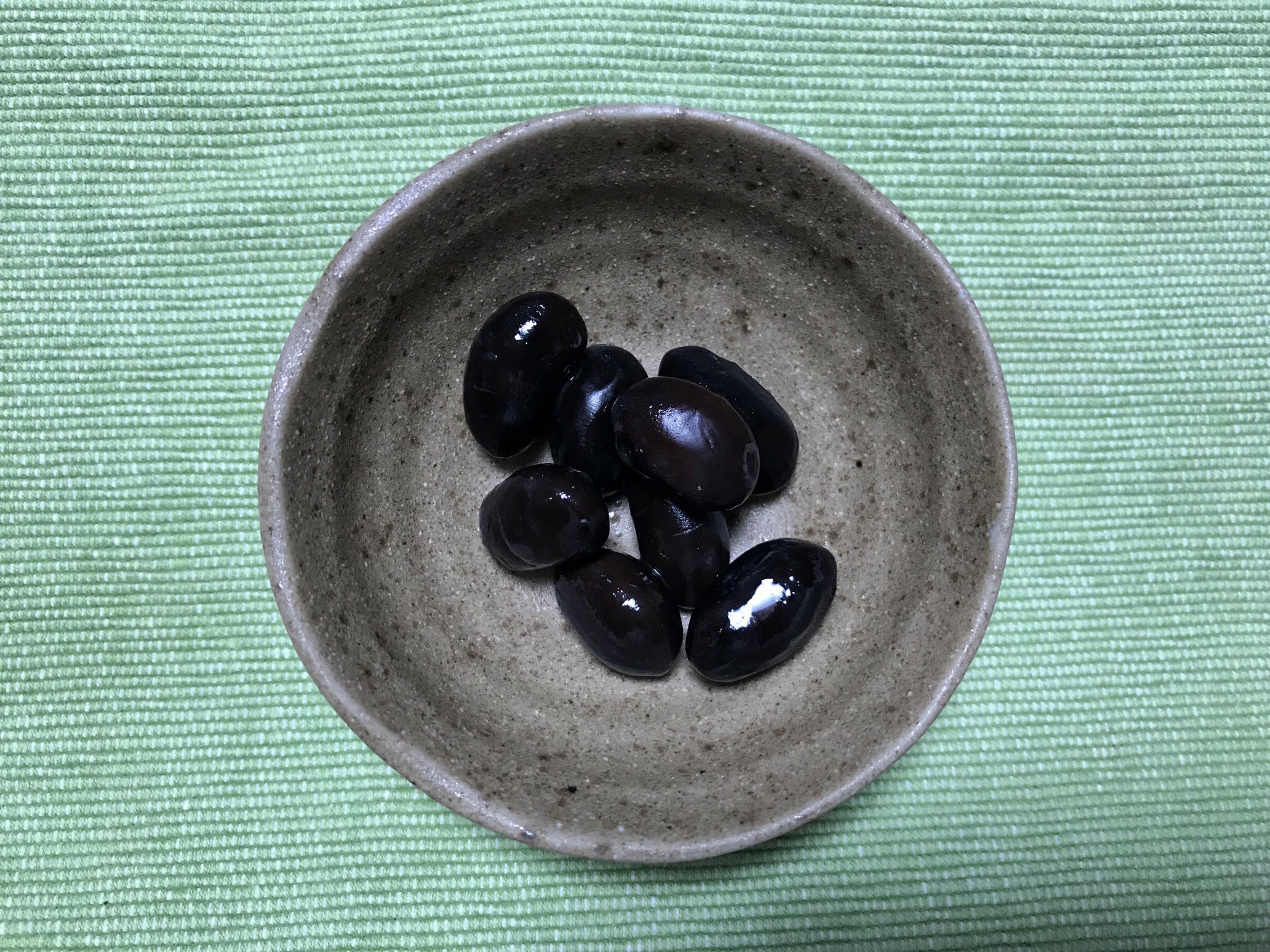 Coco美漢方 田中 友也です アンチエイジングには黒い物食べよう アンチエイジング と高い化粧品や健康食品を沢山飲む前に まず黒豆 黒ごま キクラゲ 黒米 昆布 海藻 ココア コーヒーなど黒い色の食べ物を食べましょう そして体を冷やさ