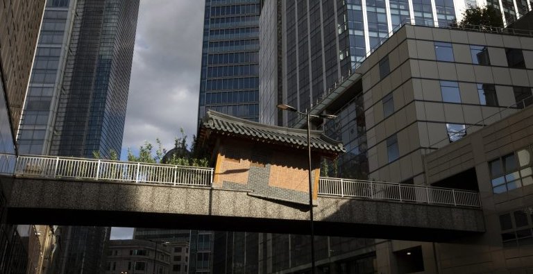 MakeExperiences's tweet photo. It’s fantastic to see multicultural architectural #experiences being brought to #London, like this traditional Korean house @dezeen https://t.co/RC0dxl0MiG #FutureCities #SmartProperties #ExperienceMatters https://t.co/YDL4HVghTk