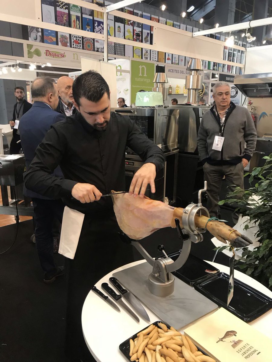 vhosteleria's tweet photo. Gratamente sorprendidos en nuestra primera participación en #ExpoFoodservice #Hostelshow. Gracias a #Arven, #BesserVacuum, #Boston, @IdeAcerInox, #industria90, @INHOSPAN, #mcm, #moduline, @PiraOvens_1, #Smeg; @ehtalcala #ginmonti, @RichardATopChef, @corteiberica, Diego y Fran. https://t.co/DGKvh5I3px