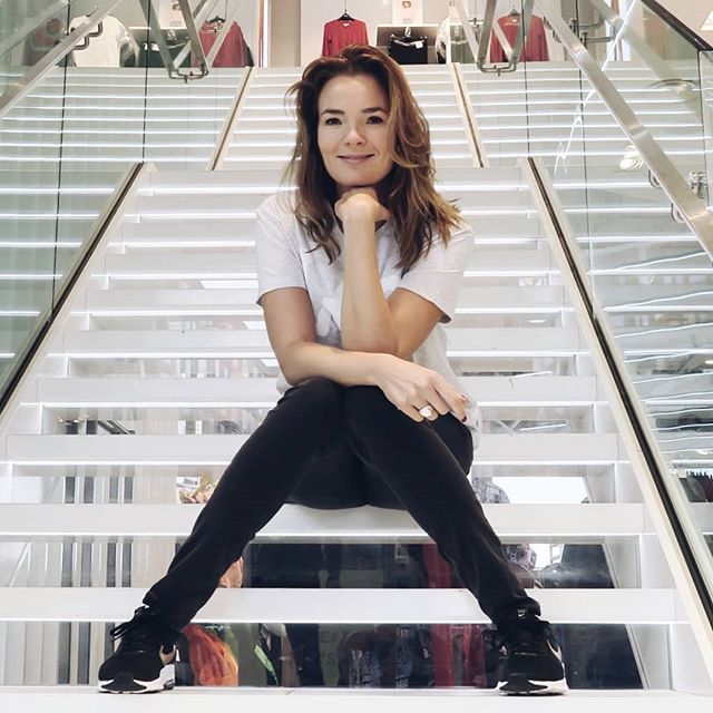 Blogbymar's tweet image. You don't have to see the whole staircase, just the first step (Martin Luther King).
.
.
.
.
#hudsonbay #stairs #theonlywayisup #ootdnl #fashionstyle #fashionblogger #dutchblogger #blog #blogger #woman #blackjeans #macjeans #photography #discoverunder10k #holland #lee #style